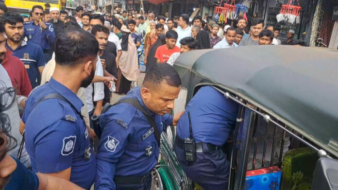 লক্ষ্মীপুরে রিকশা দাঁড় করানো নিয়ে সংঘর্ষ: যুবদল নেতার মৃত্যু