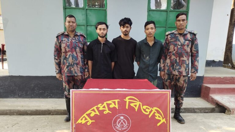 আরাকান আর্মির কবলে পড়া ৩ বাংলাদেশিকে ফিরিয়ে আনল বিজিবি