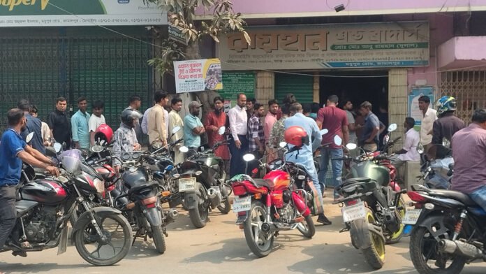 জামালপুরে লাইনে দাঁড়িয়েও জ্বালানি তেল মিলছে না