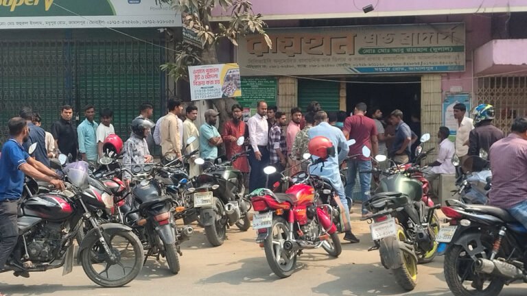 জামালপুরে লাইনে দাঁড়িয়েও জ্বালানি তেল মিলছে না