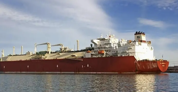 চট্টগ্রাম বন্দরে ভিড়েছে গ্যাস ও তেলবাহী ৮ জাহাজ