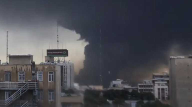 ইরানের ৫ জ্বালানি স্থাপনায় বিমান হামলা যুক্তরাষ্ট্র-ইসরাইলের