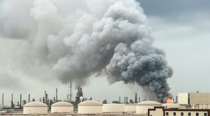 বাহরাইনের প্রধান তেল শোধনাগারে হামলা, আকাশে ঘন ধোঁয়া