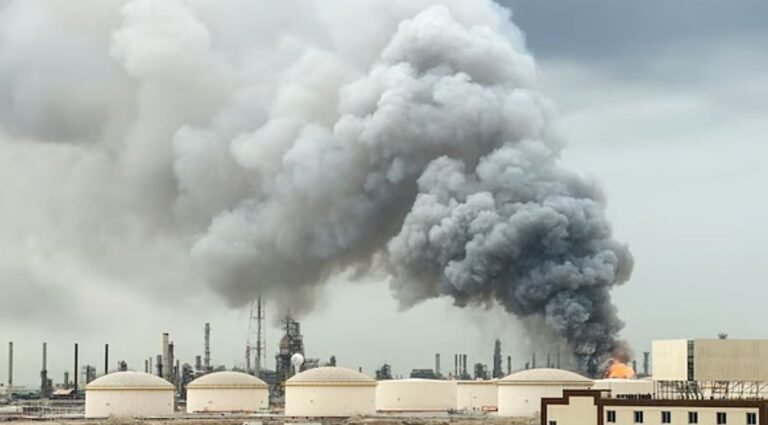 বাহরাইনের প্রধান তেল শোধনাগারে হামলা, আকাশে ঘন ধোঁয়া