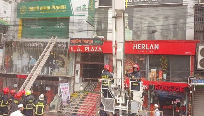 মিরপুরে বাণিজ্যিক ভবনে ভয়াবহ অগ্নিকাণ্ডে ঘটনায় হাসপাতালে দুজনের মৃত্যু