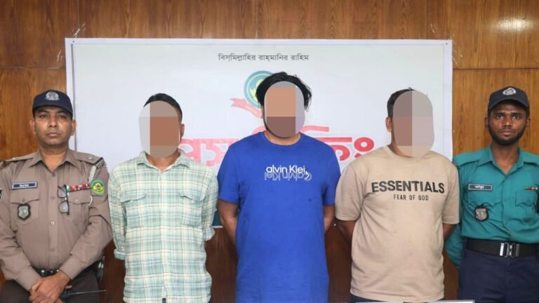 চট্টগ্রামে শীর্ষ সন্ত্রাসী ‘বড় সাজ্জাদ’ গ্রুপের ৩ সদস্য গ্রেপ্তার, এসএমজিসহ বিপুল অস্ত্র উদ্ধার