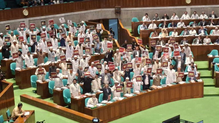 রাষ্ট্রপতির ভাষণের সময় স্লোগান দিয়ে সংসদ থেকে বিরোধী দলের ওয়াকআউট