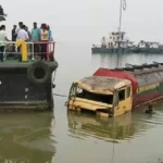 পাটুরিয়ায় ডুবে যাওয়া সয়াবিন তেলবাহী লরি ১৬ ঘণ্টা পর উদ্ধার