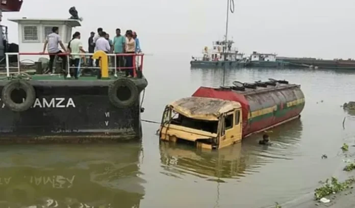 পাটুরিয়ায় ডুবে যাওয়া সয়াবিন তেলবাহী লরি ১৬ ঘণ্টা পর উদ্ধার
