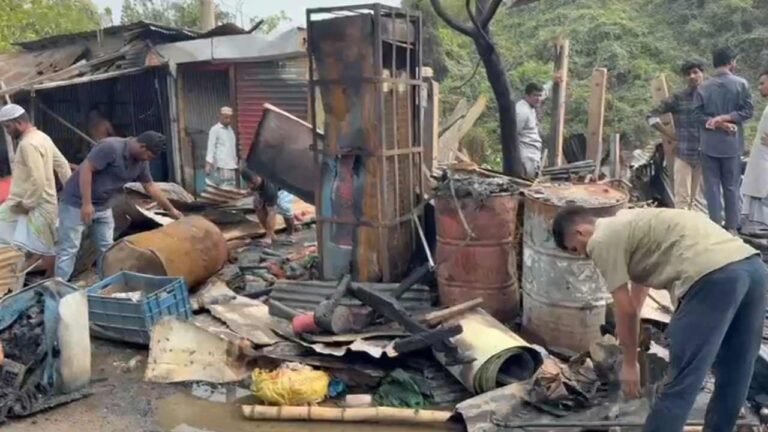 রূপগঞ্জে ভয়াবহ অগ্নিকাণ্ডে ৪ দোকান পুড়ে ছাই