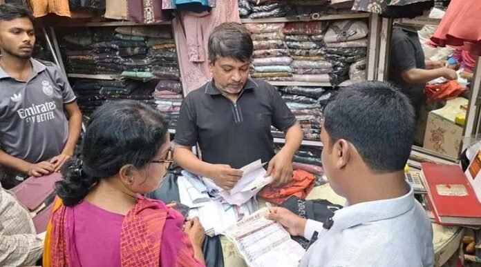 কুষ্টিয়ায় মূল্য জালিয়াতি ও বিদেশি পণ্যে অনিয়ম: ৩ প্রতিষ্ঠানকে ২০ হাজার টাকা জরিমানা