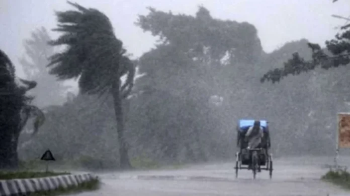 ঢাকাসহ ১৫ জেলায় ঝড়-বৃষ্টির আশঙ্কা, নদীবন্দরে ২ নম্বর সতর্ক সংকেত