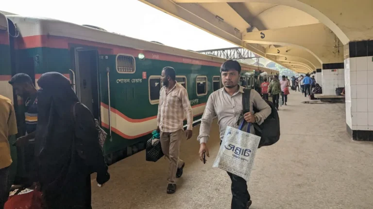 স্বস্তির ঈদযাত্রায় ঘরমুখো মানুষ: শৃঙ্খলায় ঢাকা ছাড়ছে ট্রেন