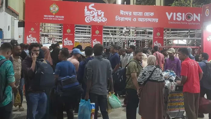 কমলাপুরে ঘরমুখো মানুষের জনস্রোত: শিডিউল ঠিক থাকায় স্বস্তিতে যাত্রীরা