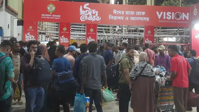 কমলাপুরে ঘরমুখো মানুষের জনস্রোত: শিডিউল ঠিক থাকায় স্বস্তিতে যাত্রীরা