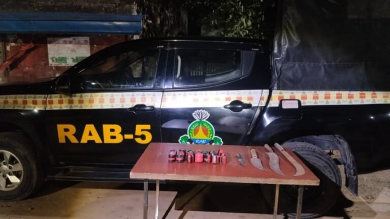 রাজশাহীতে পরিত্যক্ত অবস্থায় ২১টি ককটেল ও দেশীয় অস্ত্র উদ্ধার