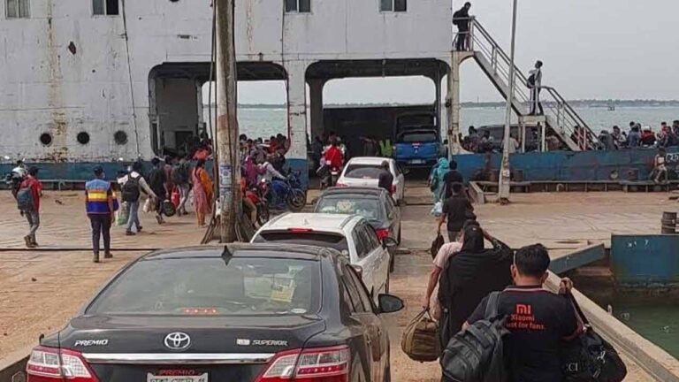 ঈদযাত্রায় পাটুরিয়া-দৌলতদিয়া নৌরুটে ঘরমুখো মানুষের ঢল, নেই ভোগান্তি