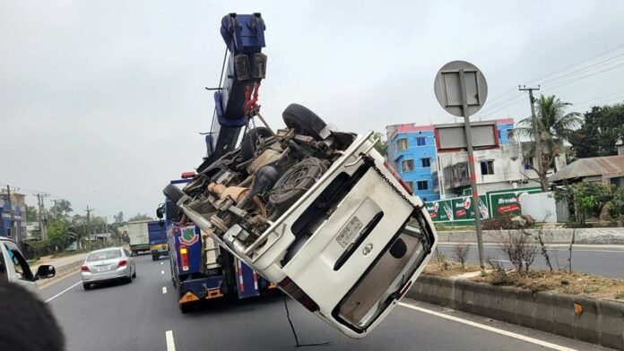 বগুড়ায় মাইক্রোবাসের গ্যাস সিলিন্ডার বিস্ফোরণে ৩ জনের মৃত্যু: দগ্ধ আরও ৯ জন