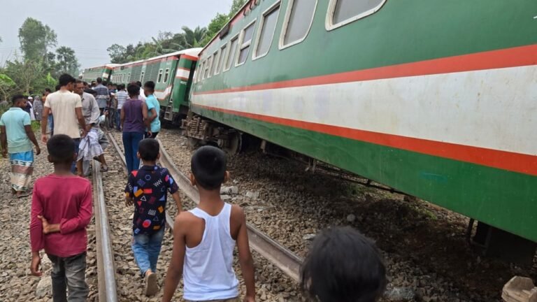 সান্তাহারে নীলসাগর এক্সপ্রেসের ৯ বগি লাইনচ্যুত: সহকারী স্টেশন মাস্টার বরখাস্ত