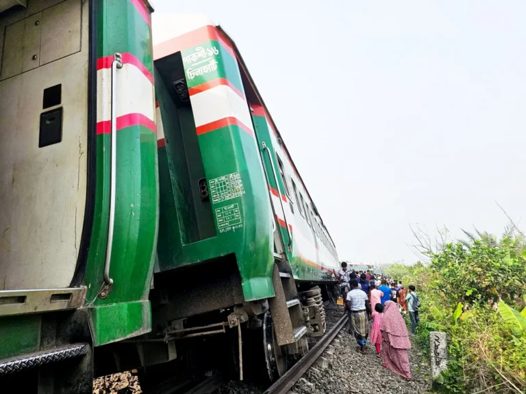নীলসাগর এক্সপ্রেস লাইনচ্যুত: ট্রেন চলাচল স্বাভাবিক হতে লাগতে পারে ১২ ঘণ্টা