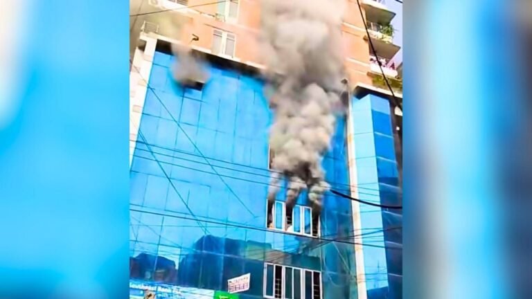 চট্টগ্রামের টেরিবাজারে বহুতল মার্কেটে আগুন: ২ জনের মৃত্যু