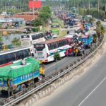 ঢাকা-টাঙ্গাইল মহাসড়কে ৩০ কিলোমিটার ধীরগতি: ঝুঁকি নিয়ে ট্রাক-পিকআপে ঘরমুখো মানুষ
