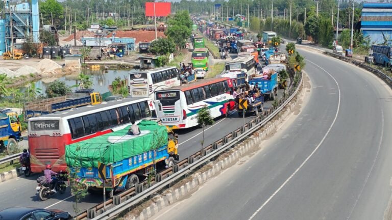 ঢাকা-টাঙ্গাইল মহাসড়কে ৩০ কিলোমিটার ধীরগতি: ঝুঁকি নিয়ে ট্রাক-পিকআপে ঘরমুখো মানুষ