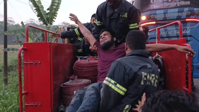 ঢাকা-বরিশাল মহাসড়কে বাস-ট্রাক মুখোমুখি সংঘর্ষ: আহত ১৫