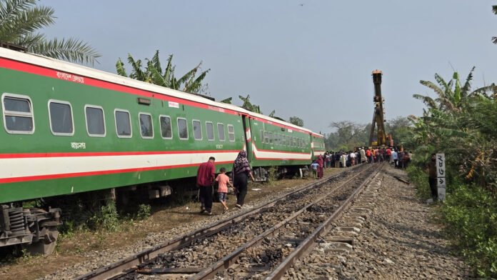 সান্তাহারে নীলসাগর এক্সপ্রেসের উদ্ধার কাজ শেষ: ২১ ঘণ্টা পর ট্রেন চলাচল শুরু