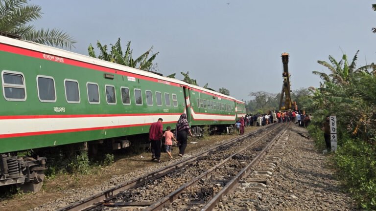 সান্তাহারে নীলসাগর এক্সপ্রেসের উদ্ধার কাজ শেষ: ২১ ঘণ্টা পর ট্রেন চলাচল শুরু