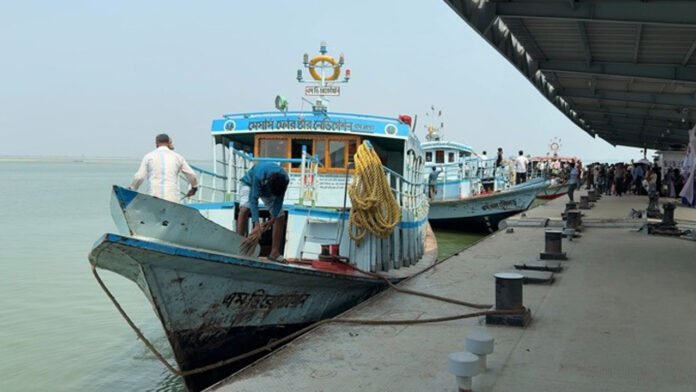 দৌলতদিয়া-পাটুরিয়া নৌরুটে লঞ্চ ও জাহাজের সংঘর্ষ, আহত ১০