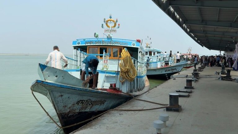 দৌলতদিয়া-পাটুরিয়া নৌরুটে লঞ্চ ও জাহাজের সংঘর্ষ, আহত ১০