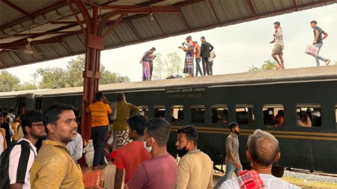রাজবাড়ীতে ট্রেনের ছাদে ভ্রমণ: ব্রিজের ধাক্কায় প্রাণ গেল অজ্ঞাত যুবকের