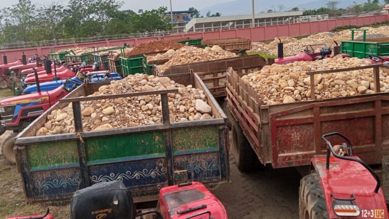 সিলেটের কোম্পানীগঞ্জে যৌথ অভিযানে ৩৯ ট্রাক্টরসহ বিপুল পাথর জব্দ, আটক ৬