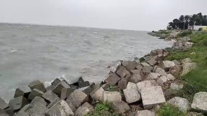 শরীয়তপুরে পদ্মায় ঝড়ের কবলে তিন ট্রলার ডুবি: ৬ হাজার বস্তা সিমেন্ট নিখোঁজ