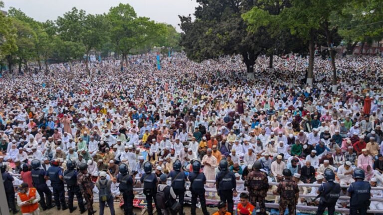 শোলাকিয়ায় ১৯৯তম ঈদ জামাতে জনসমুদ্র, বিশ্বশান্তি কামনায় দোয়া