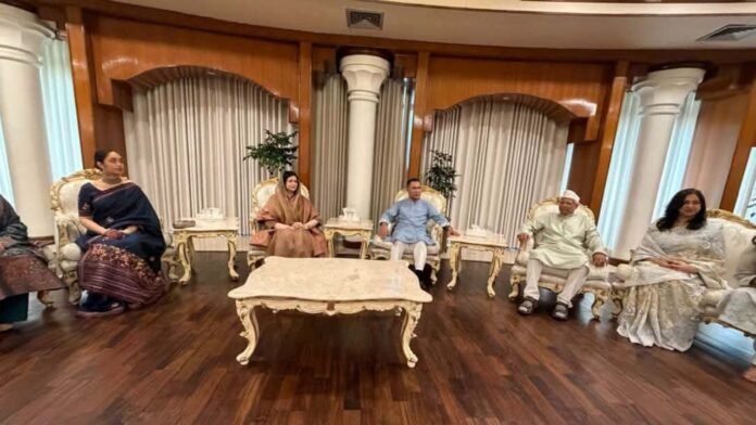 প্রধানমন্ত্রীর সঙ্গে সাবেক প্রধান উপদেষ্টার ঈদ শুভেচ্ছা বিনিময়