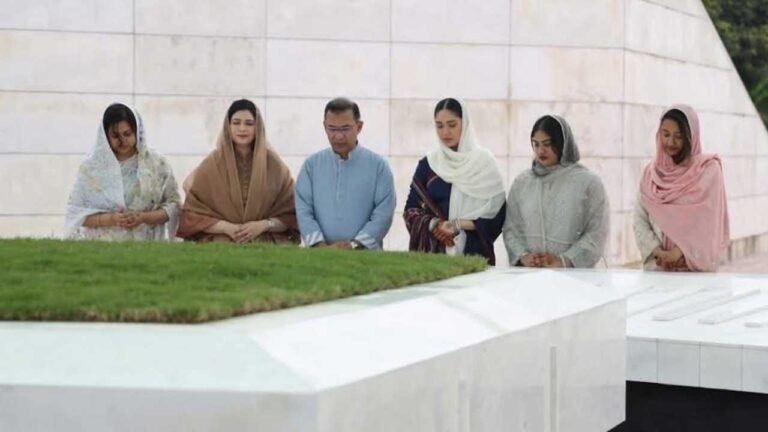 ঈদে বাবা-মায়ের কবর জিয়ারত করলেন প্রধানমন্ত্রী তারেক রহমান