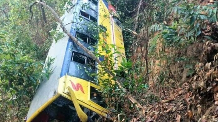 বান্দরবানে পর্যটকবাহী বাস খাদে পড়ে আহত ২০