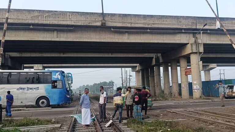 কুমিল্লায় ট্রেন-বাস সংঘর্ষ: ২ গেটম্যান বরখাস্ত, তদন্তে দুই কমিটি