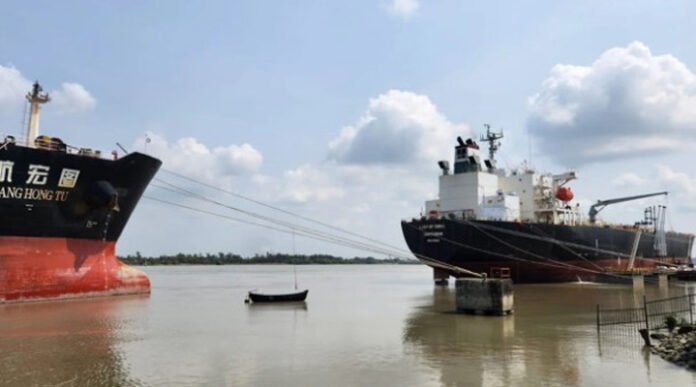 চট্টগ্রাম বন্দরে ২৫ জাহাজ জ্বালানি খালাস