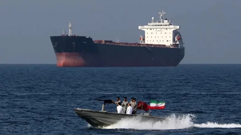হরমুজ পারাপারে জাহাজপ্রতি ২০ লাখ ডলার নিচ্ছে ইরান: দাবি লয়েডস লিস্টের