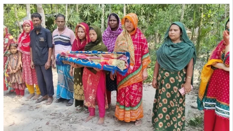 সন্তানের লাশ নিয়ে মায়ের মানববন্ধন: ঘাতক প্রেমিকের ফাঁসির দাবি