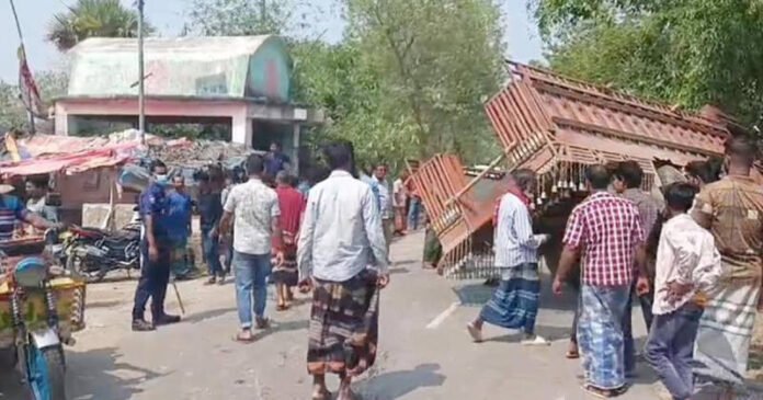 নওগাঁয় ত্রিমুখী সংঘর্ষে নারী নিহত, আহত ৫