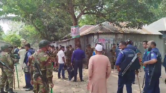 পাবনায় আধিপত্য বিস্তারকে কেন্দ্র করে সংঘর্ষ, আহত ১০