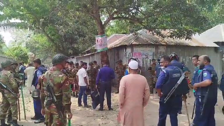 পাবনায় আধিপত্য বিস্তারকে কেন্দ্র করে সংঘর্ষ, আহত ১০