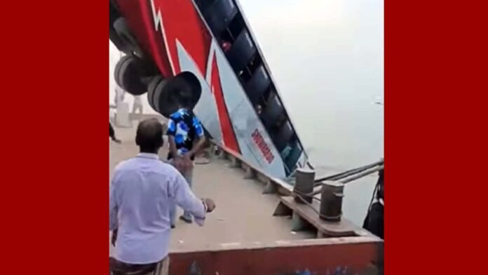 দৌলতদিয়া ঘাটে ফেরিতে ওঠার সময় বাস উল্টে নদীতে: বহু হতাহতের আশঙ্কা