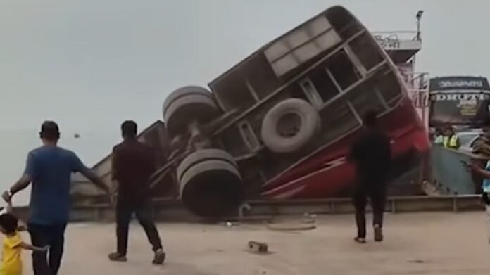 দৌলতদিয়ায় বাস দুর্ঘটনা: উদ্ধার কাজে ফায়ার সার্ভিসের ডুবুরি দল