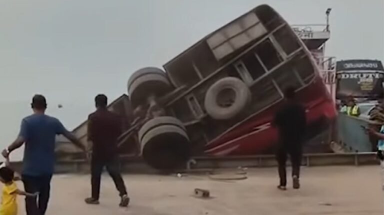 দৌলতদিয়ায় বাস দুর্ঘটনা: উদ্ধার কাজে ফায়ার সার্ভিসের ডুবুরি দল