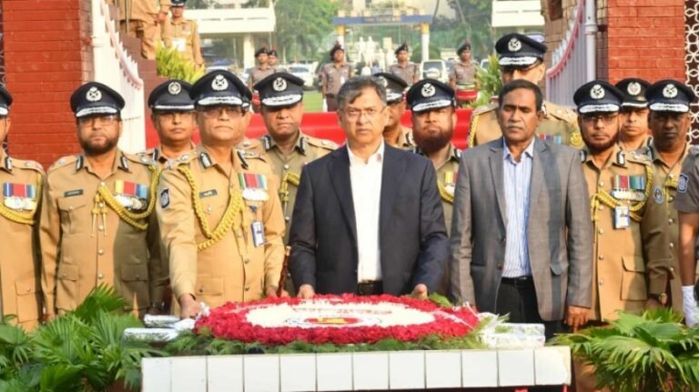 স্বাধীনতা দিবসে শহীদ পুলিশ সদস্যদের প্রতি স্বরাষ্ট্রমন্ত্রী-আইজিপির শ্রদ্ধা
